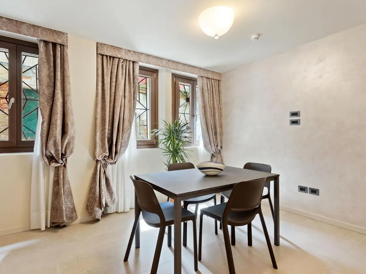 Brand New Boutique Apartment In The Heart Of Venice contacts